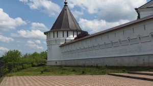Надвратная колокольня с храмом Трёх Святителей — одна из ключевых построек монастыря. 19 в. Серпухов