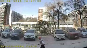 В Новосибирске подросток-дебил ударил пенсионерку самокатом по голове