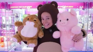 Медведь охотится на игрушки в игровом центре Plush Pals _ Маленькая Вера и Медведь