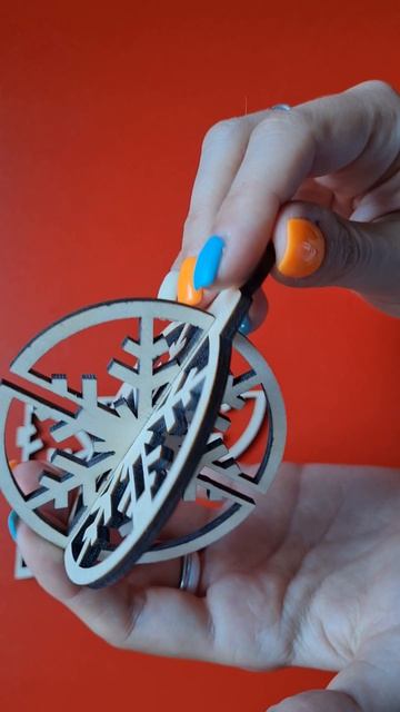 Как собрать 3D-снежинку из фанеры❄️