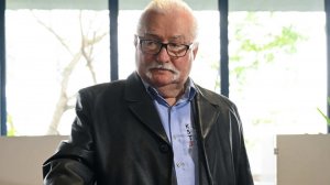 Экс-президент Польши Валенса отрекся от Зеленского и снял с груди флаг Украины
