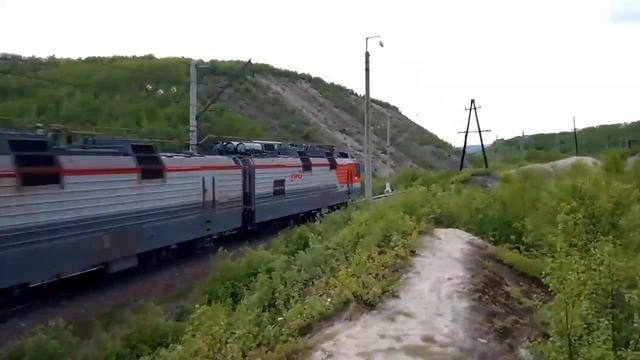 3ЭС5К-889 проезжает с грузовым поездом смотреть онлайн