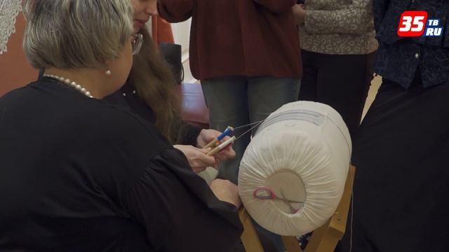 День вологодского кружева: вологжане и гости города плетут «самый длинный плетешок»