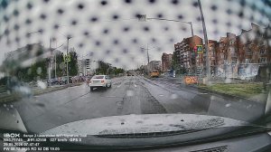 Белая Шкода Е242МК19 чуть не сбила ребенка на пешеходном переходе. Абакан. ул. Некрасова.