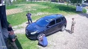 ТЦКшники заехали на шиномонтажку якобы «подкачать колеса». А после того, как работяга выполнил...