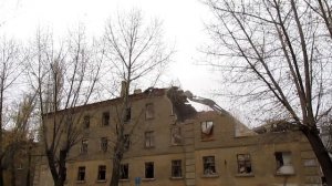 Продолжаем наблюдать за сносом дома №42 по улице Крупской в городе Семилуки 10.11.2020