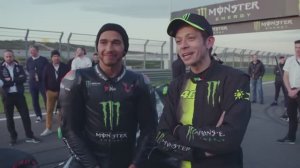Льюис Хэмилтон тестирует MotoGP, Росси — F1 | Hamilton x Rossi | На русском