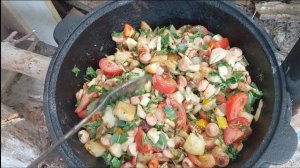 Вкусное блюдо в казане на даче.