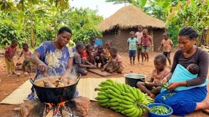 Работы в глинобитной хижине и вкусная деревенская еда из натуральных продуктов. Кения. Африка