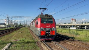 «На двух пантографах!» Электровоз «Дончак» 2ЭС4К-113 с грузовым поездом на перегоне, май 2026 года