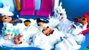ПЕННАЯ ВЕЧЕРИНКА🧼 в бассейне💦 кукол ЛОЛ сюрприз! Смешные мультики игрушки Даринелка