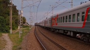 Электровоз 2ЭС4К-102 со скорым поездом №99А сообщением Санкт-Петербург – Адлер проезжает Солоники