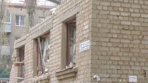 Продолжаем наблюдать за сносом дома №4 по улице Комсомольская в городе Семилуки 06.11.2020
