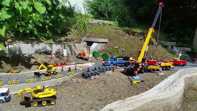 Как Лего-человечки построили железную дорогу в лесу! 🚂🌲LEGO