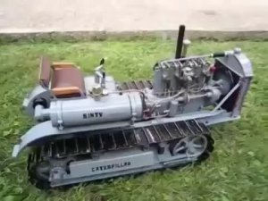 Точная копия трактора, с двигателем внутреннего сгорания. A replica of a tractor