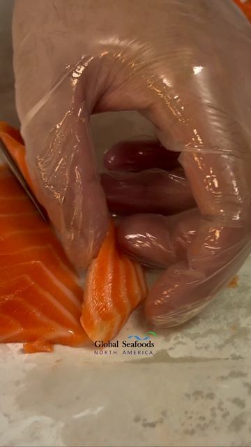 Наблюдать за нарезкой Dry-aged лосося  сашими — это часть настоящего гастрономического удовольствия