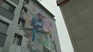 В парке Беседка. На стене Синяя птица. Одуванчик