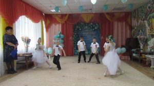 Выход выпускников на праздник «Мы не малыши»