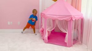 Крис и Ники учатся делиться игрушками и играть вместе
