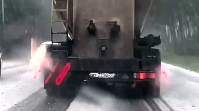 Ливень с градом бушует на юге Подмосковья