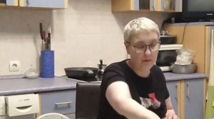 Вечером режу салат. Рассказываю про папу.