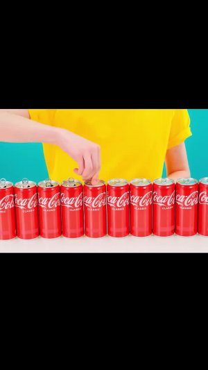 Пить Coca-Cola через трубы