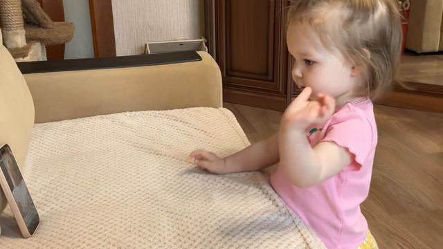 Смотрю на свою маленькую ученицу и улыбаюсь