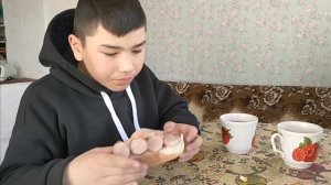 Помогаю по хозяйству чишу старую листву.
