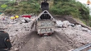 Строительство, экскаватор копает песок