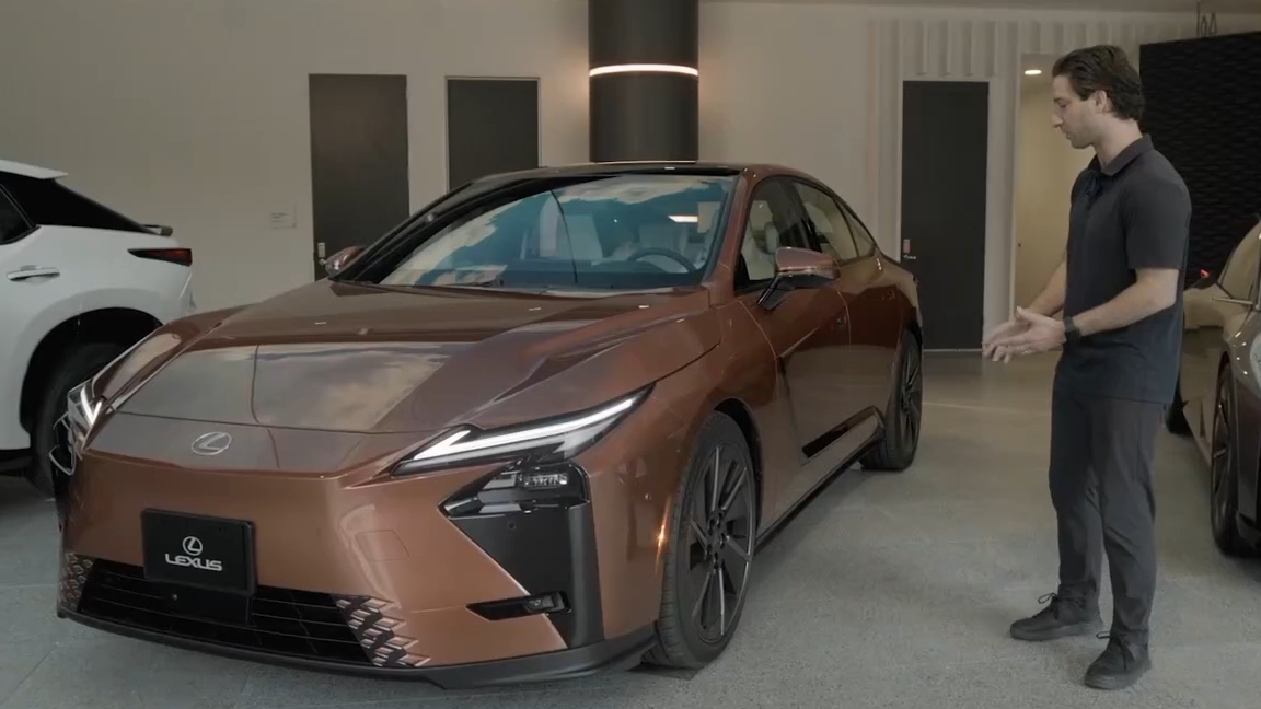 Lexus ES350h 2026 года: лучшие технологии, более комфортная езда, тот же непринужденный стиль