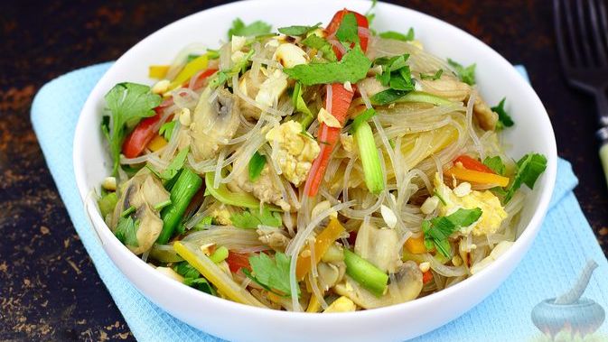ФУНЧОЗА С КУРИЦЕЙ, ГРИБАМИ И КАБАЧКАМИ