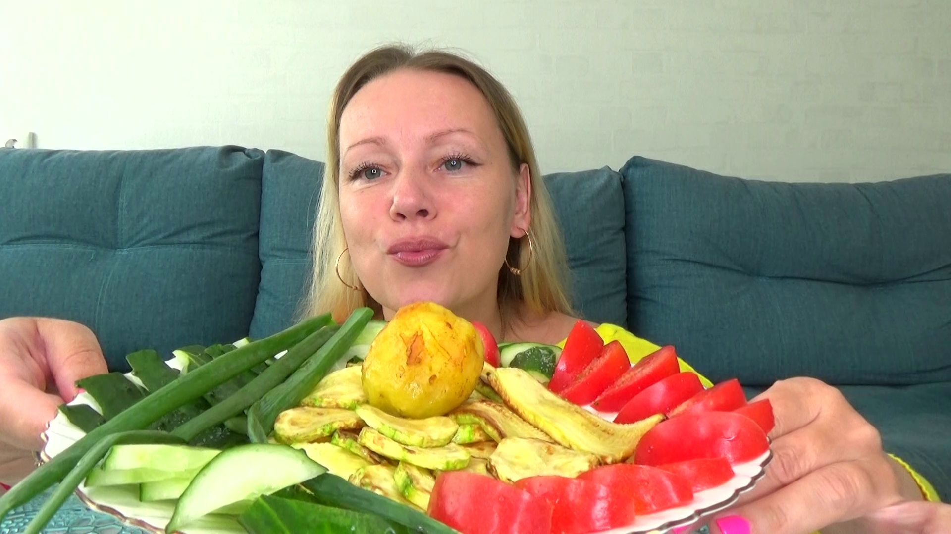Мукбанг кабачки жареные с майонезом и чесноком, картошка в мундире, овощи. Еда вкуснота. смотреть онлайн