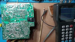 Как с помощью осциллографа искать неисправности на плате под напряжением .