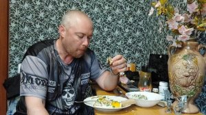 Шашлык разогретый с салатом. Мукбанг,  еда на камеру.