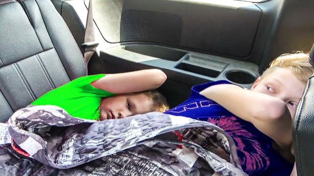 Не ВЗЯЛИ на РОК КОНЦЕРТ. СПРЯТАЛИСЬ В МАШИНЕ. Брос Шоу смотреть онлайн