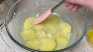 Боже, как вкусно! Всего 2 ингредиента! Я всегда буду так готовить! Просто порежь картошку!