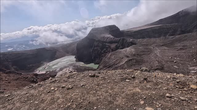 Камчатка. Вулкан Горелый. Прогулка по кромке кратера 🌋 #вулкан #горелый #кратер смотреть онлайн