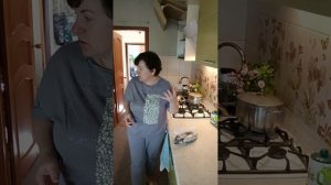 Поставила вариться бульон 🥣 Заодно и рассол для САЛАКИ сделала 🐟