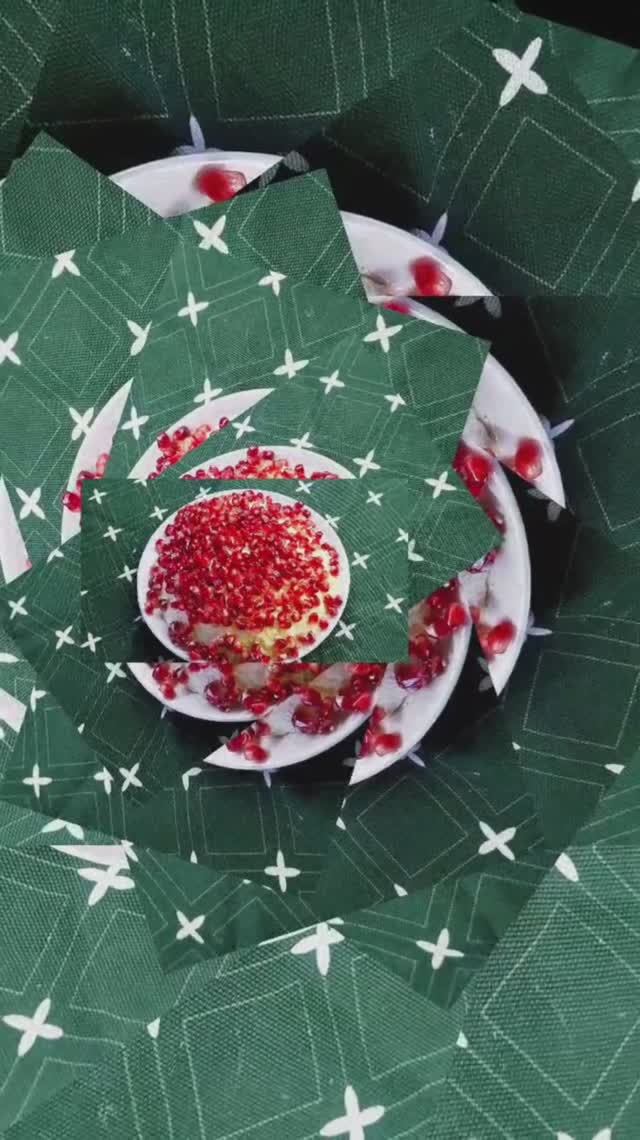 Гранат и кальмар безумно вкусно.Pomegranates and squid are very tasty.