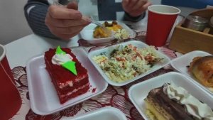 ЗАШЛИ С МАМОЙ В КАФЕ ПОЕСТЬ