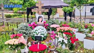 Нескончаемые букеты цветов: два года любви на могиле Анастасии Заворотнюк