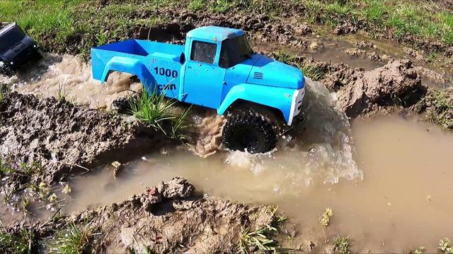 ЗИЛ 1000 сил против унимог 6х6? RC OFFroad смотреть онлайн