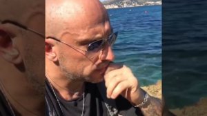 Дмитрий Нагиев мем в душе лысый мужчина в очках актер стоит в душе на море