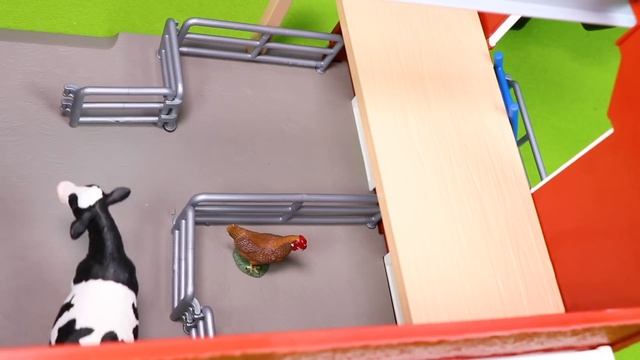 Игрушечный трактор играет на сумасшедшей ферме с забавными животными 🚜 Коллекция игрушек 🐮