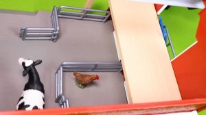 Игрушечный трактор играет на сумасшедшей ферме с забавными животными 🚜 Коллекция игрушек 🐮