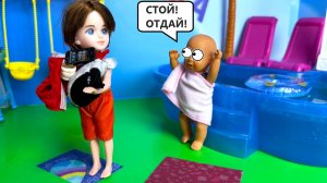 МНЕ НУЖНА ТВОЯ ОДЕЖДА!😁😱 Катя и Макс веселая семейка в бассейне💦 куклы Барби в реальной жизни