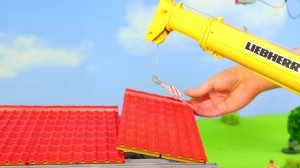 Мусоровоз перерабатывает отходы
