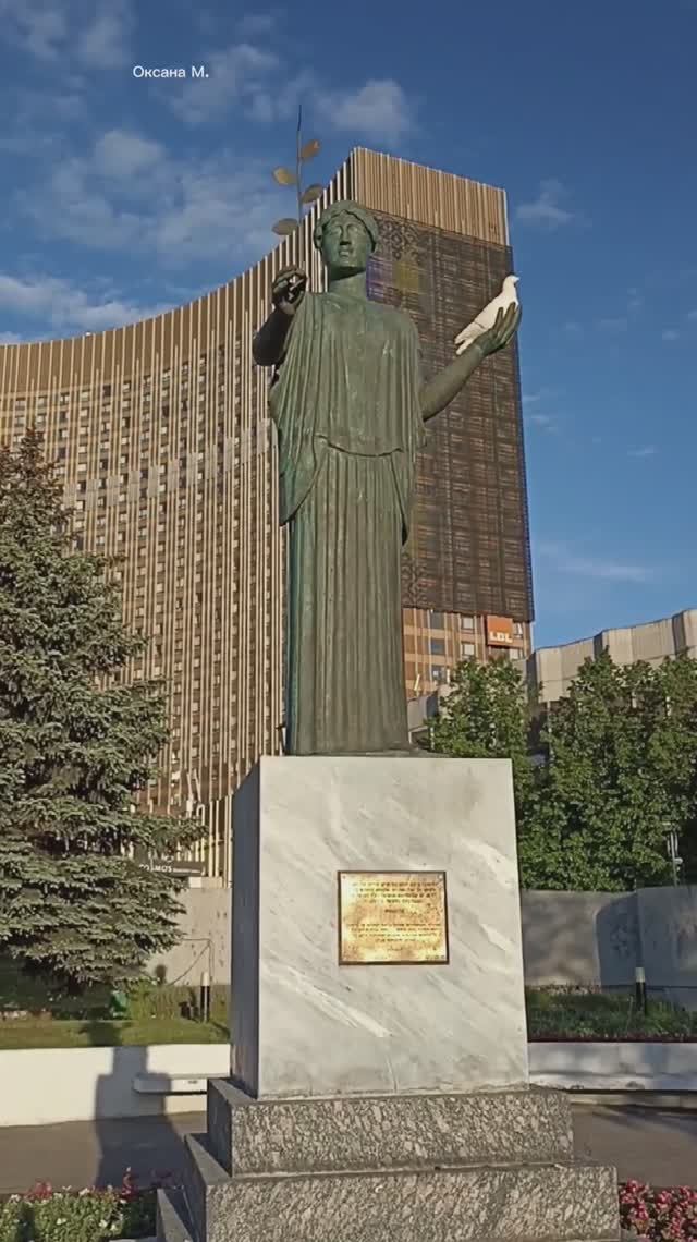 Памятник МИР и фонтаны около отеля Космос. Москва