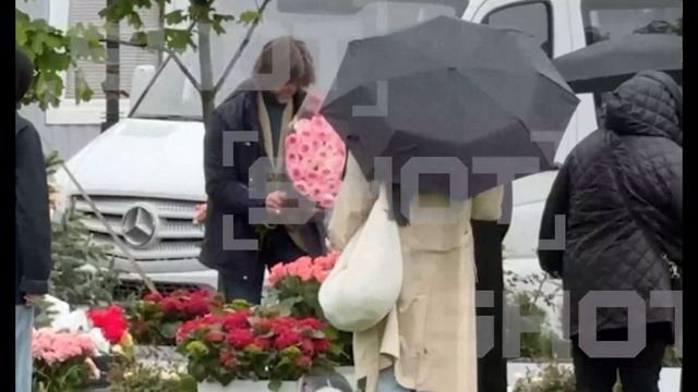 Муж Анастасии Заворотнюк с дочкой и друзьями семьи приехал почтить память актрисы