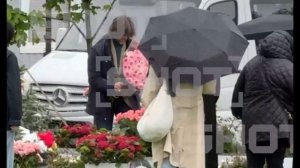 Муж Анастасии Заворотнюк с дочкой и друзьями семьи приехал почтить память актрисы